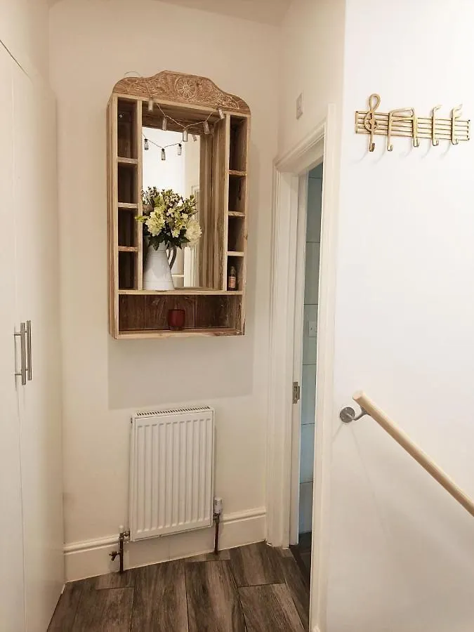 Stylish 2-Bed Flat, Quick Access To London Sights Apartment 0*,